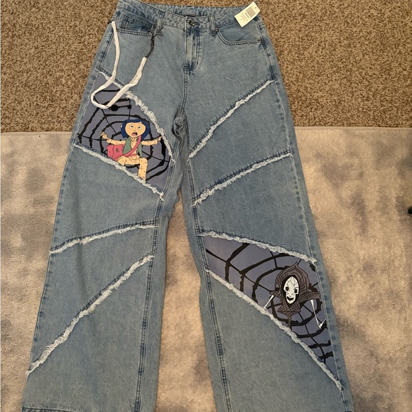 Hot Topic Denim - Hot Topic High Rise Blue Jeans with Graphic Patches